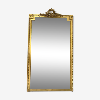 Miroir ancien de cheminée perlé et à fronton doré à la feuille d’or
