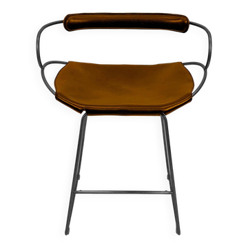 Kitchen stool with a smoked black metal backrest and natural tobacco leather.