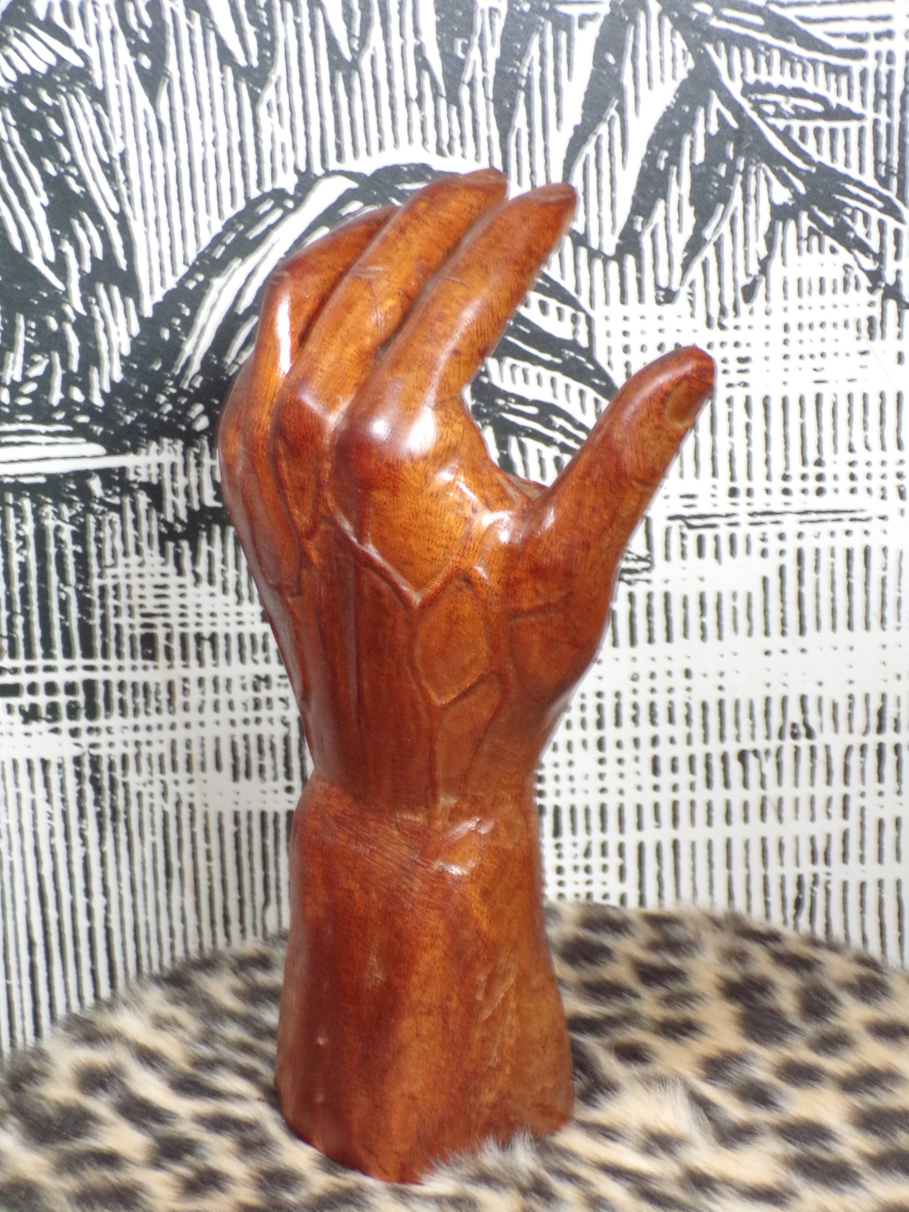 Main sculptée en teck années 1960