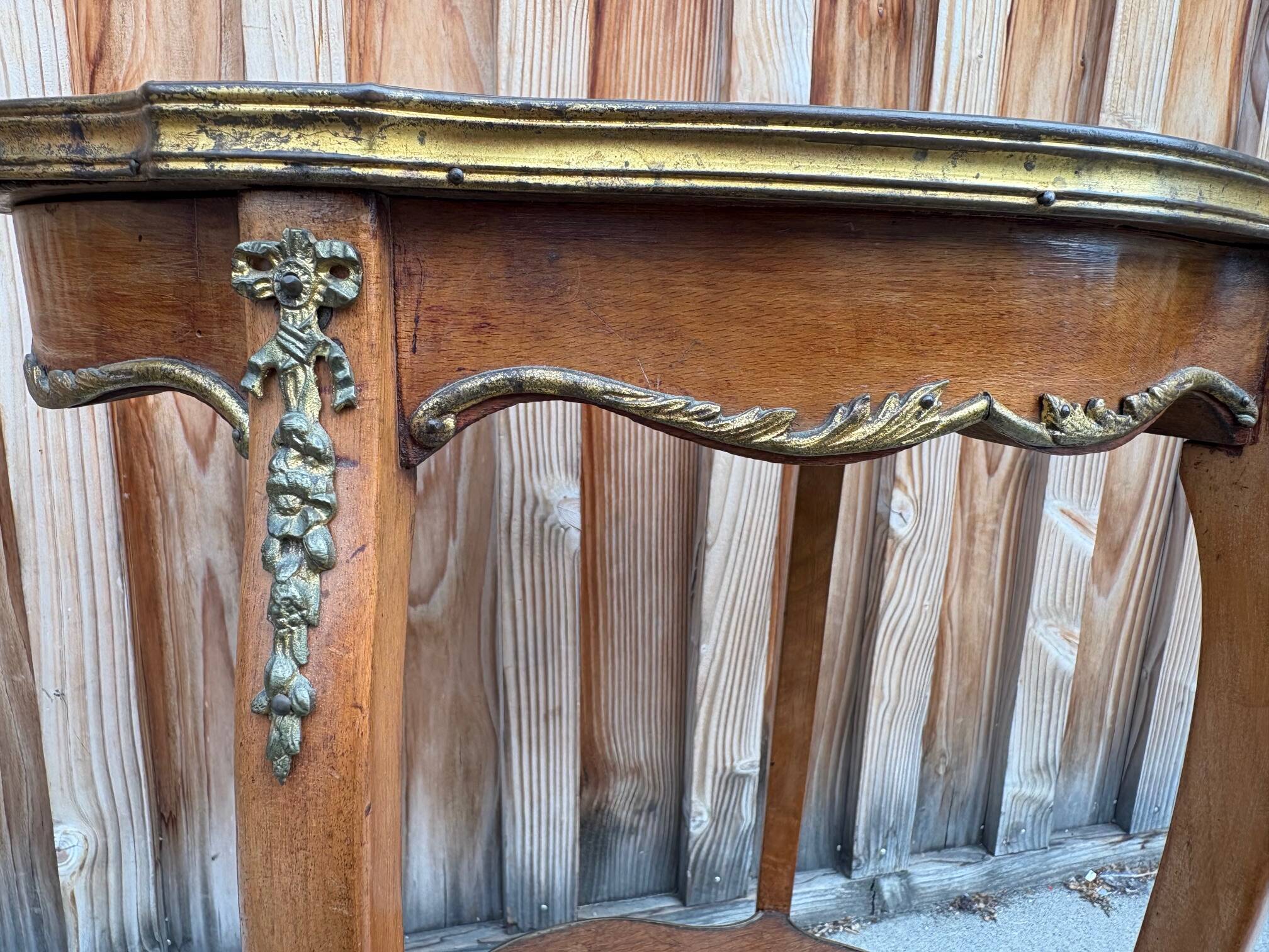 Guéridon ancien Louis XV – marbre rosé et laiton doré – fin XIXᵉ siècle