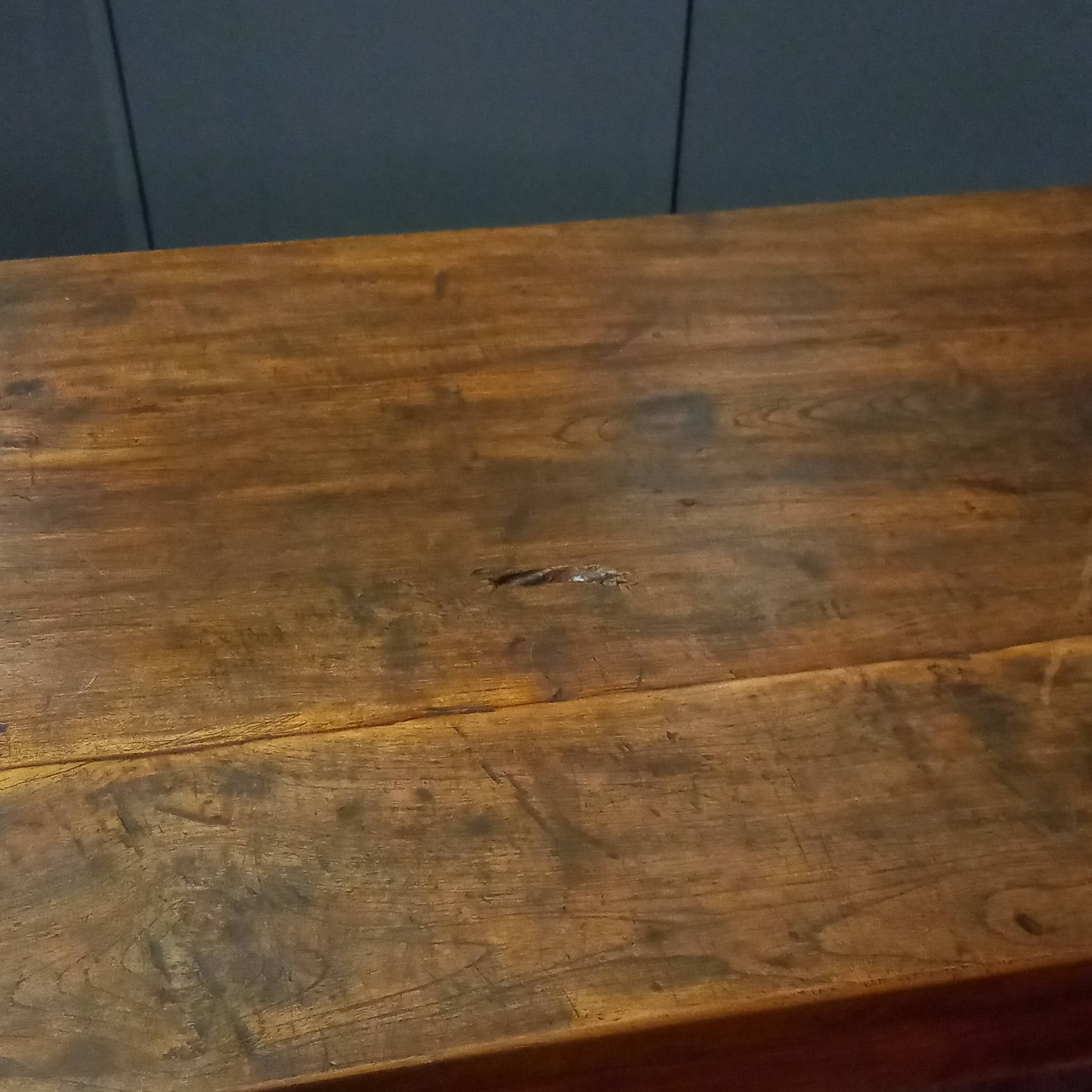 Table de ferme française antique en bois fruitier