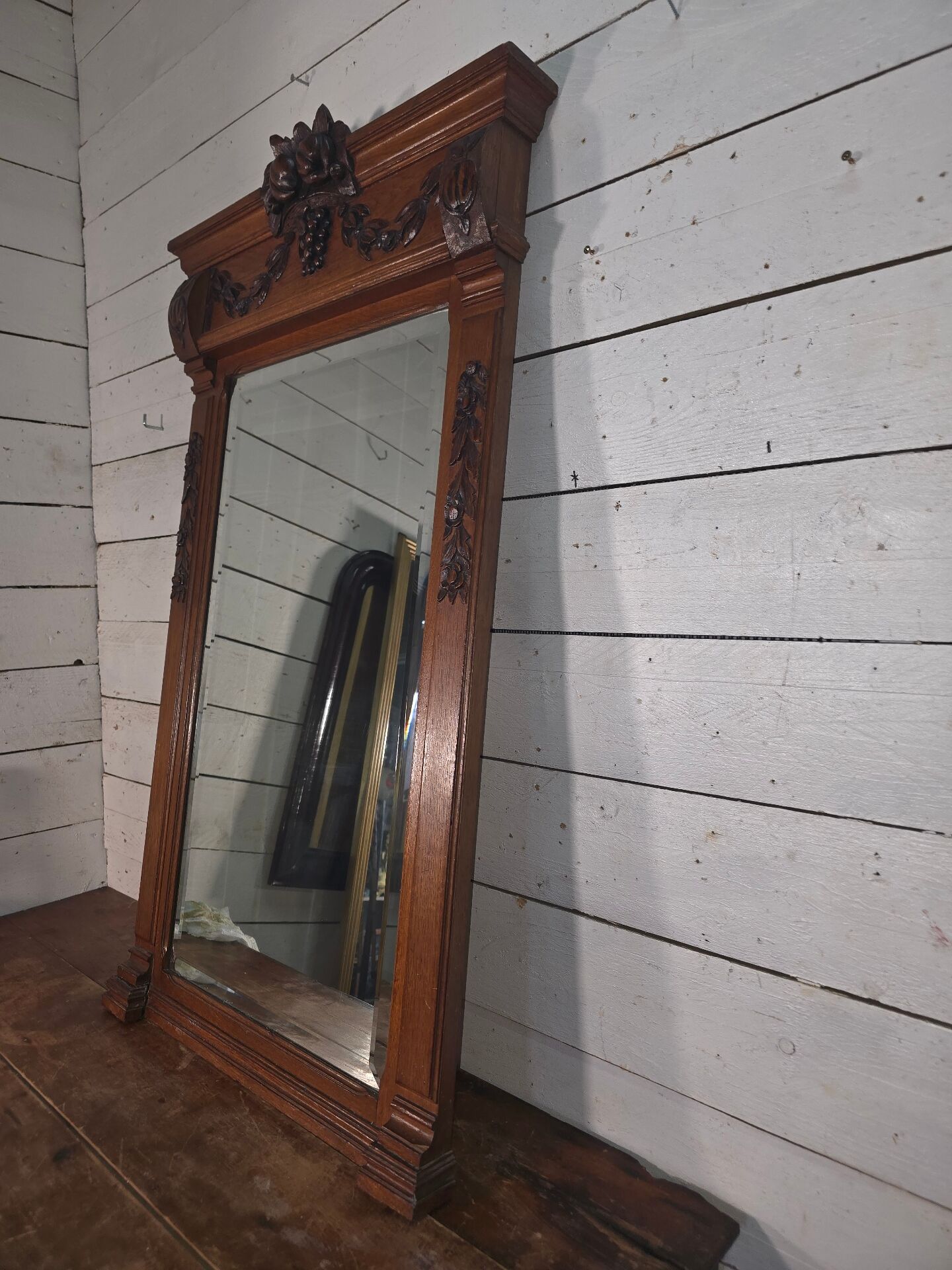 Bevelled mirror in carved wood