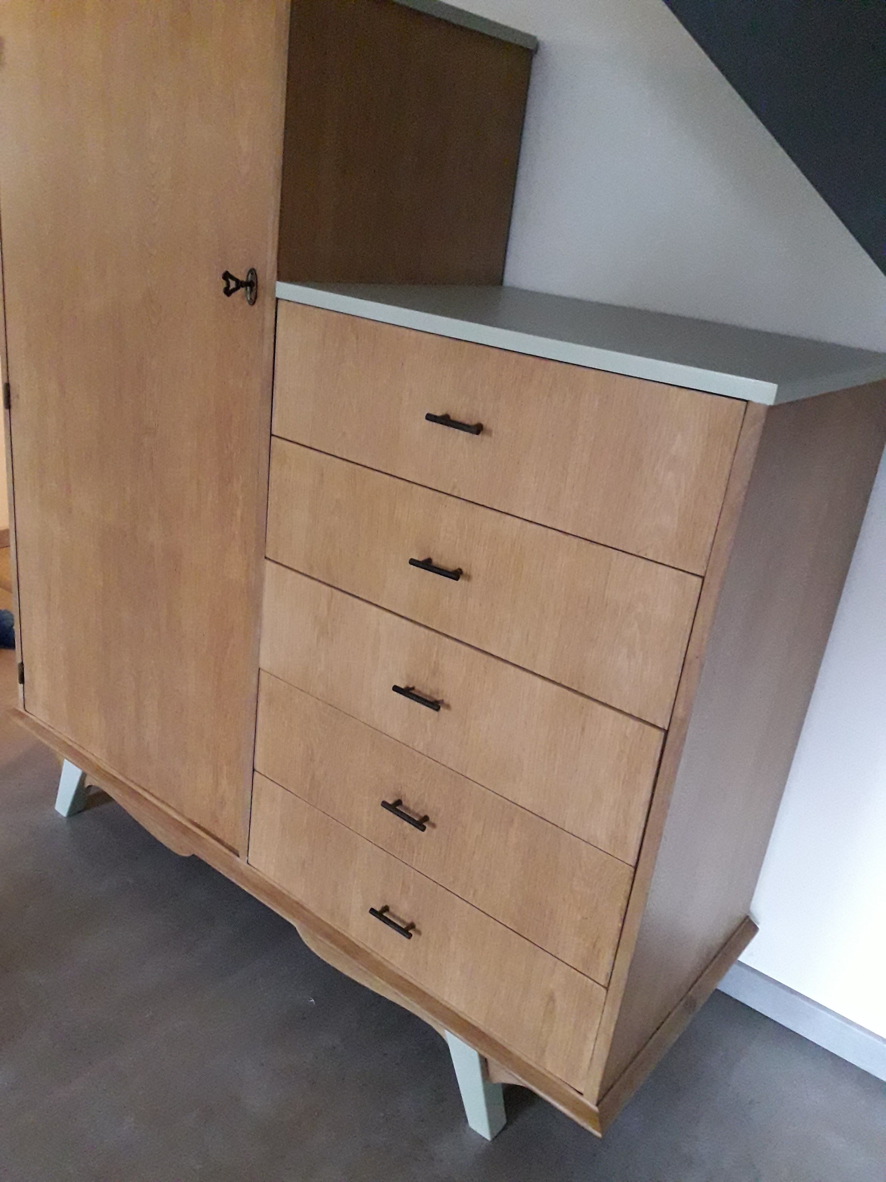 Armoire asymétrique pieds moustache