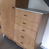 Armoire asymétrique pieds moustache