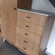 Armoire asymétrique pieds moustache
