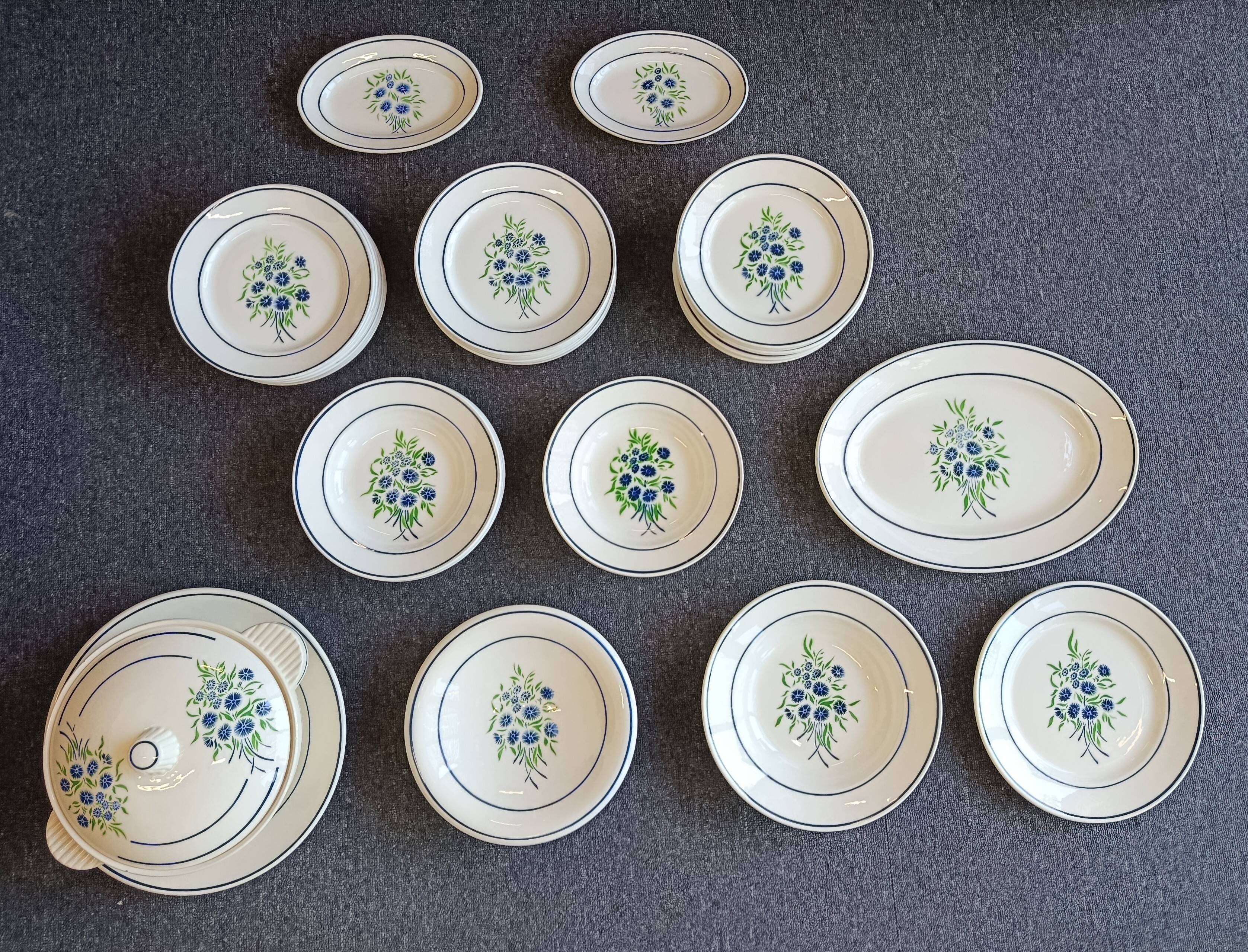 Grand table service Francine, Faïencerie de Badonviller, early 20th century.