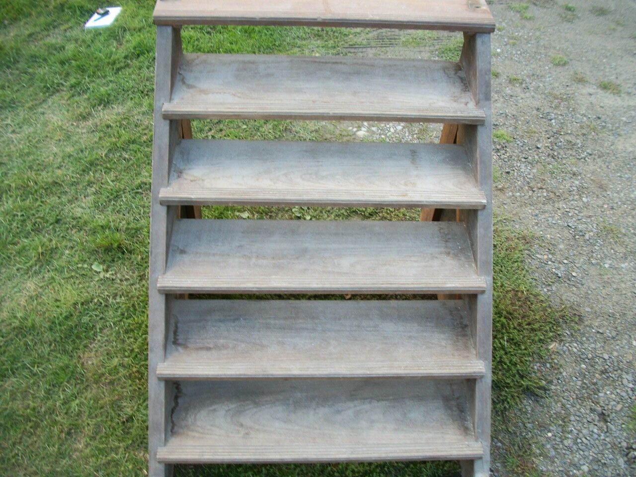 Staircase access scenic / shelf on roullettes