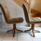 Paire de chaises pivotantes des années 70/80