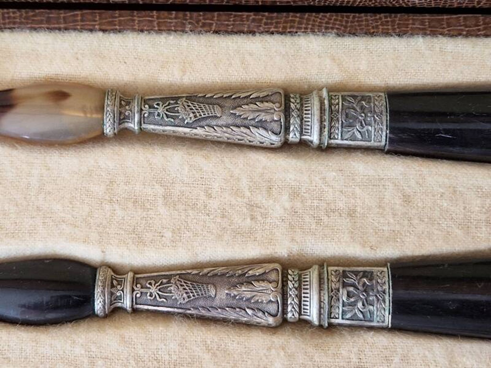Salad serving set in horn and silver-plated metal in the Louis XVI style.