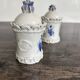 Duo de pots Capodimonte en porcelaine d'art et fleurs bleues