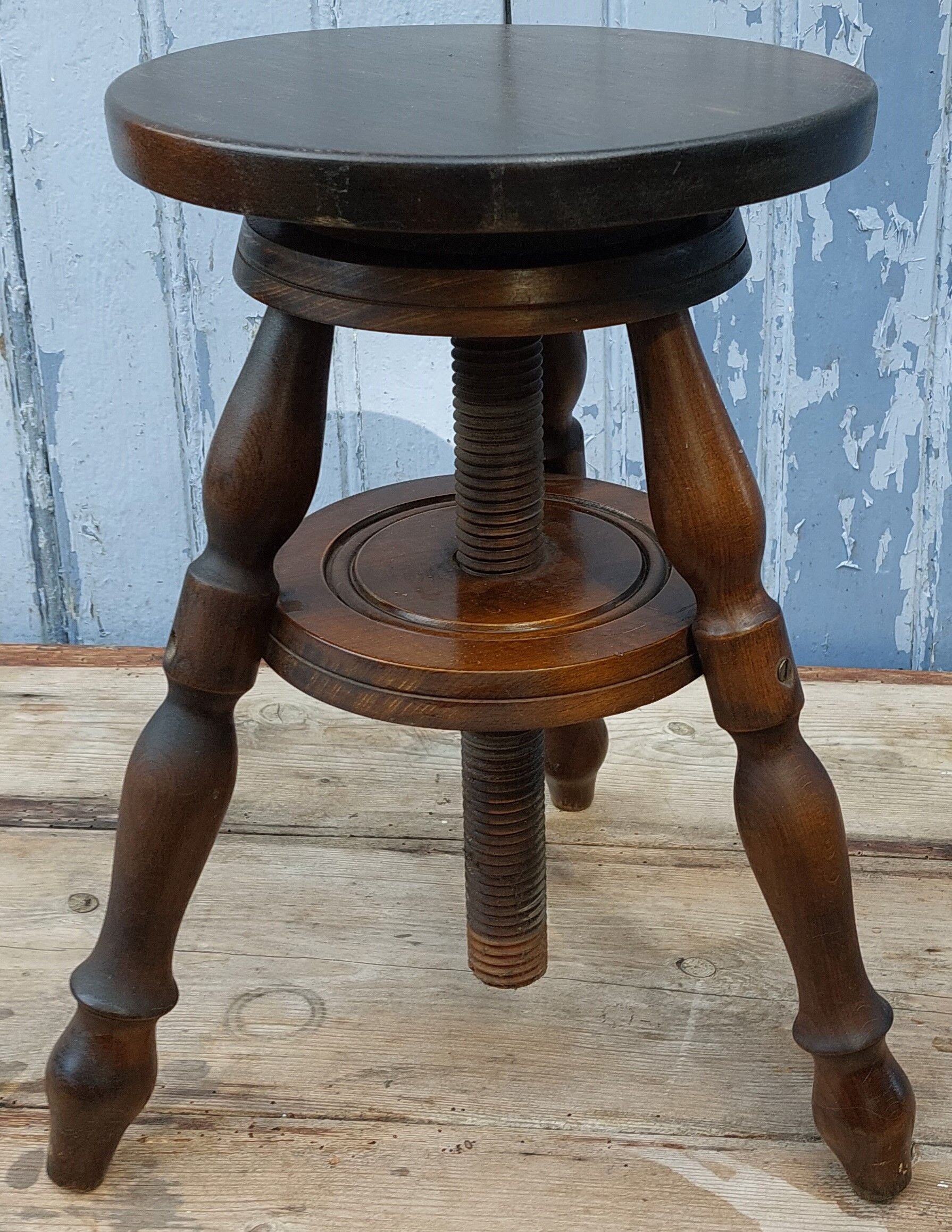 Tripod screw stool
