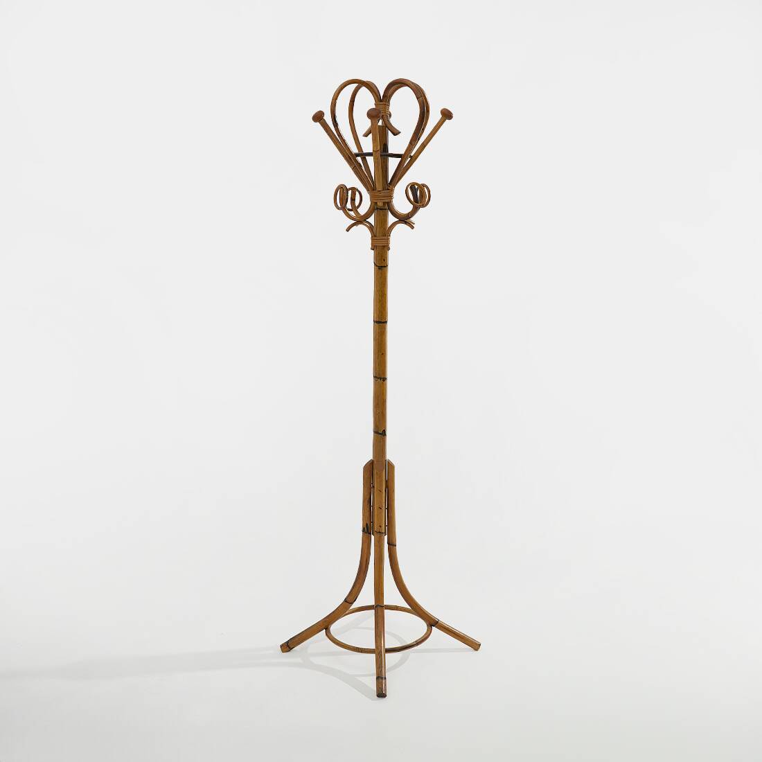 Porte-manteau sur pied en rattan et osier tressé, années 1960.