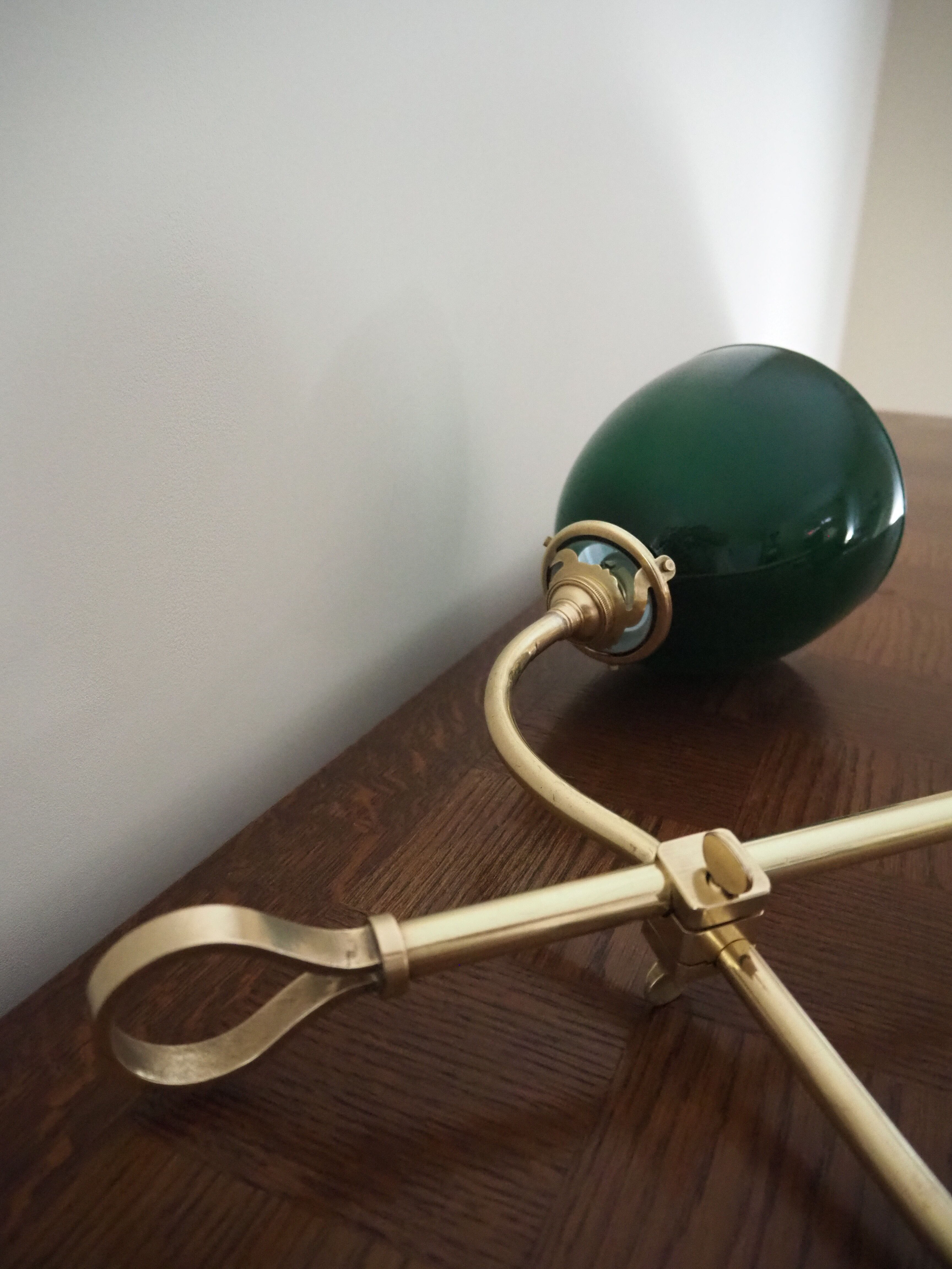 Desk lamp in brass with a swan neck and green opaline glass.