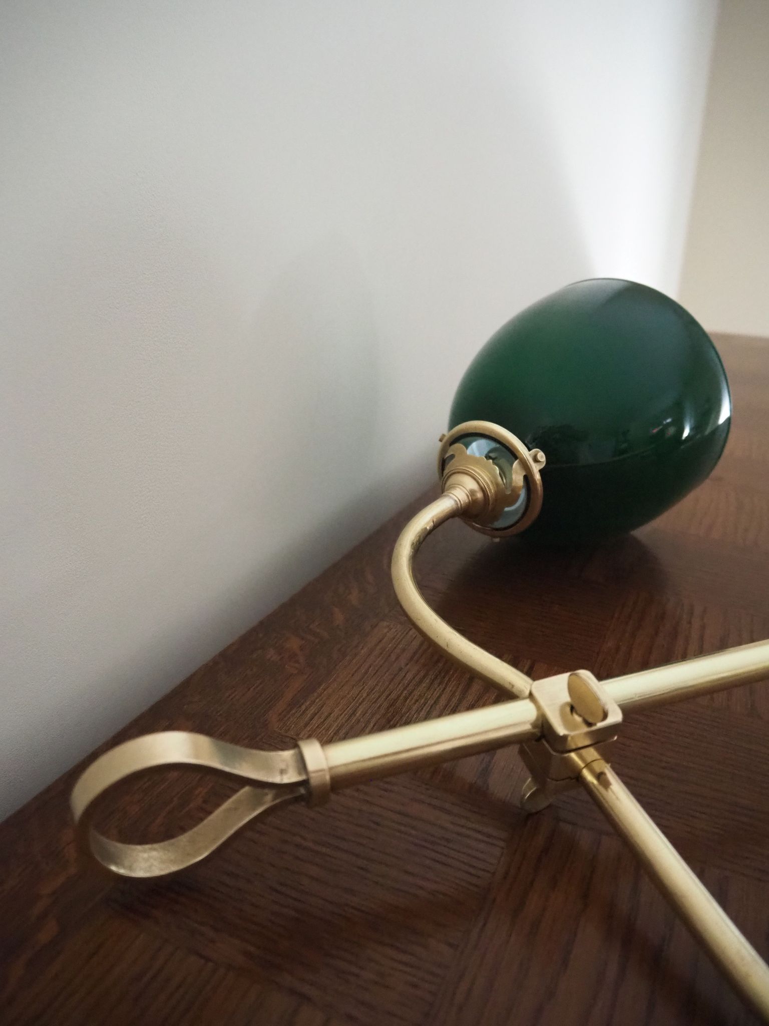 Desk lamp in brass with a swan neck and green opaline glass.