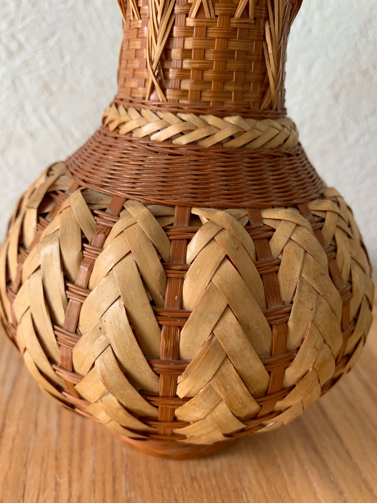 Vase braided natural fibers