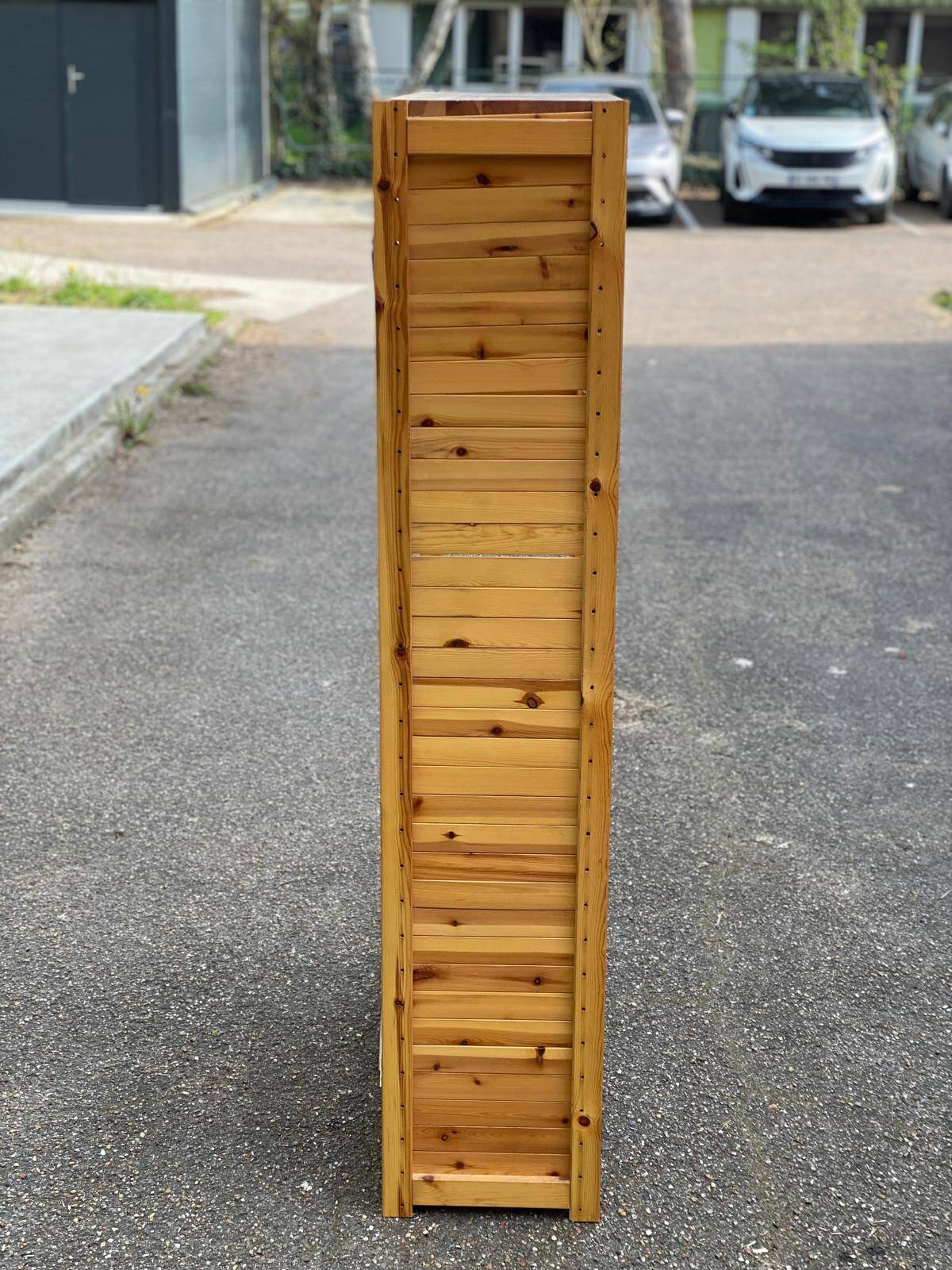 Scandinavian solid pine shelf with 5 levels.