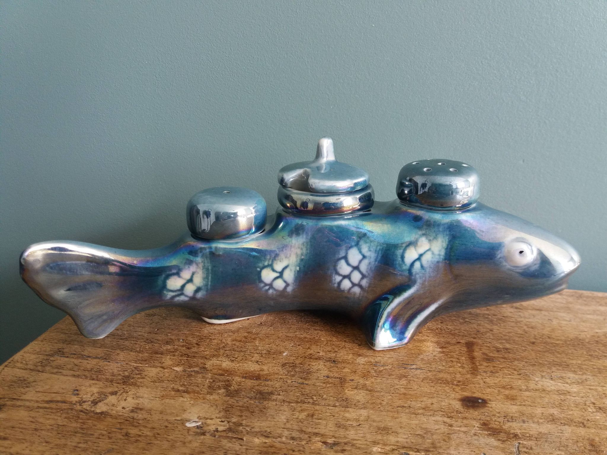 Salière poivrier moutardier zoomorphe, poisson en porcelaine