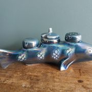 Salière poivrier moutardier zoomorphe, poisson en porcelaine