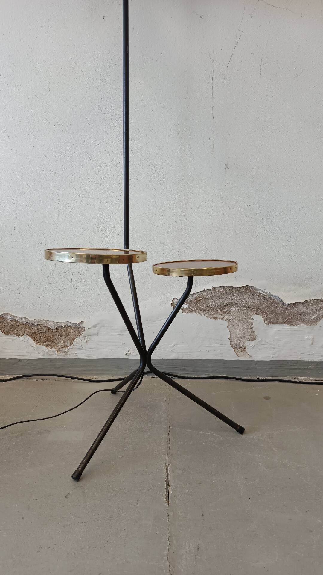 Tripod floor lamp