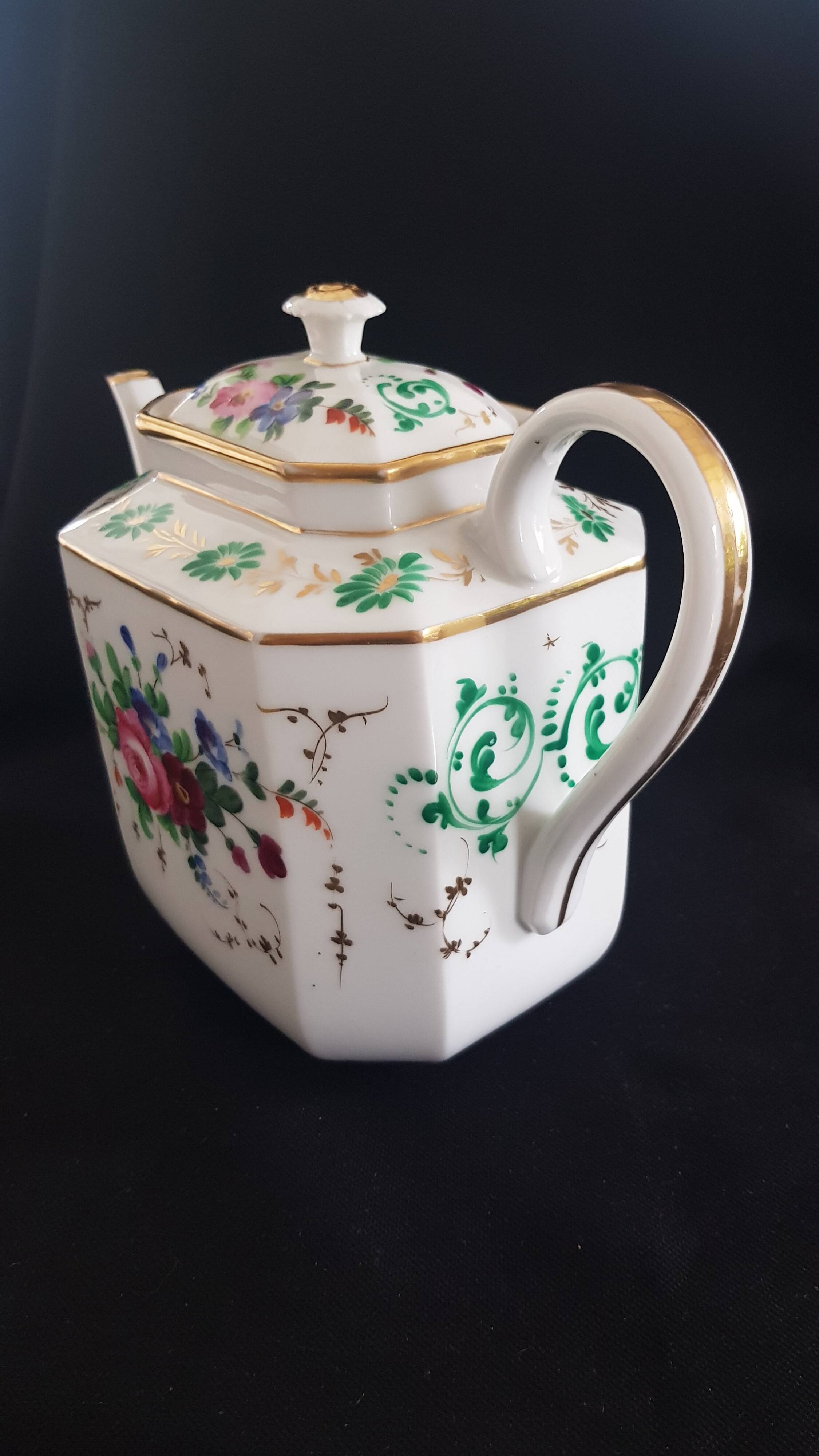 Large octagonal teapot porcelain from Paris "Old Paris", mid-19th century.