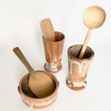 Deux tasses et un sucrier en grès vintage