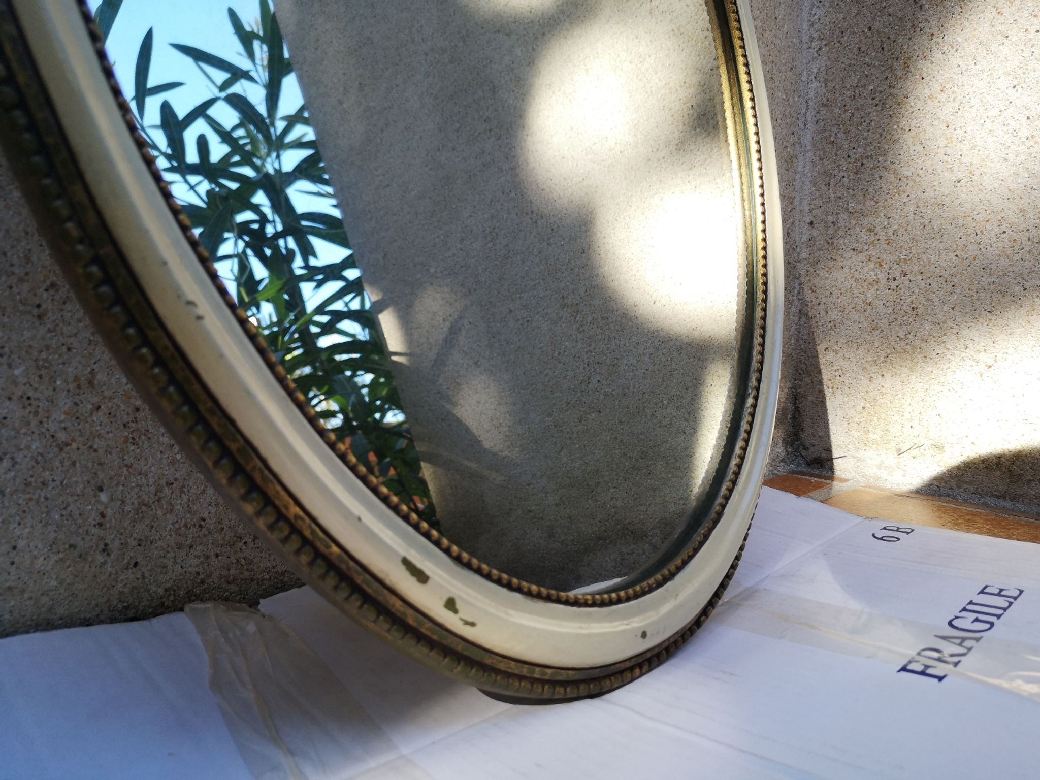 Ancien miroir ovale guilloché doré et peint