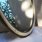 Ancien miroir ovale guilloché doré et peint