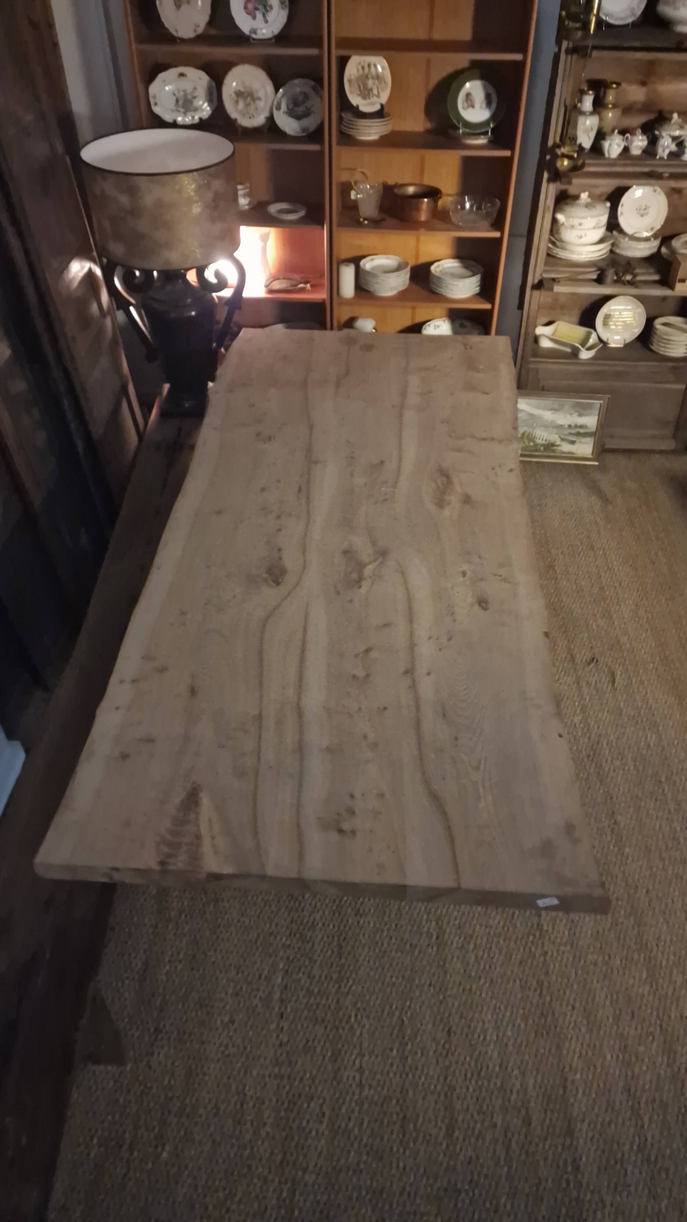 Table création en orme massif et machine industrielle