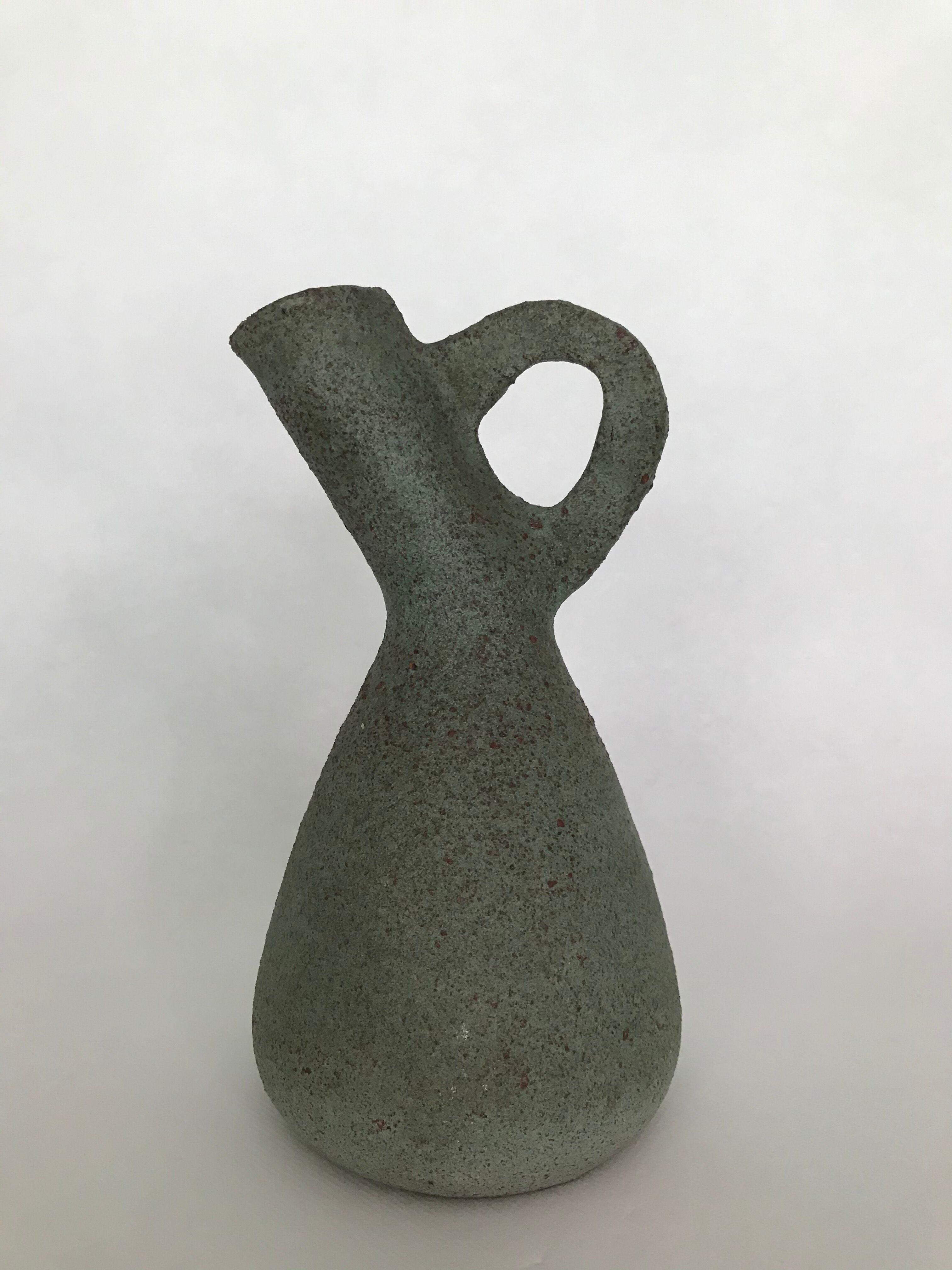 Pichet Accolay en grès, terre chamotée, couleur pistache, vers 1950/1960