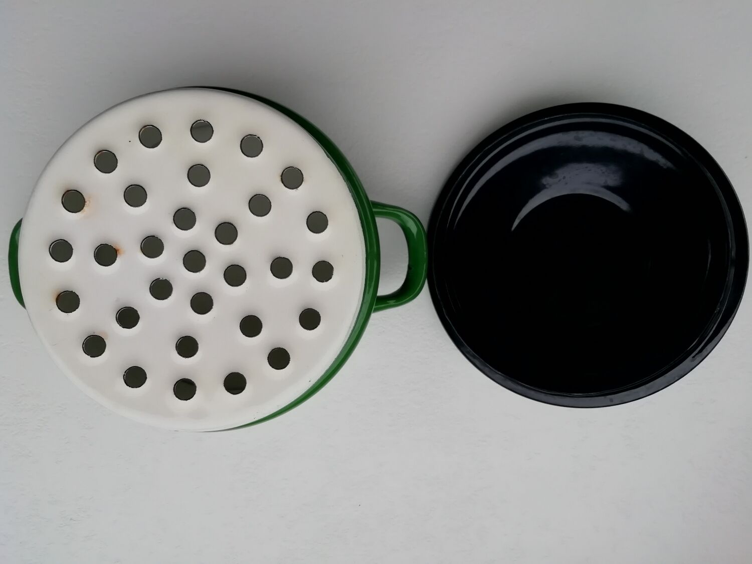 Enameled sheet metal casserole dish