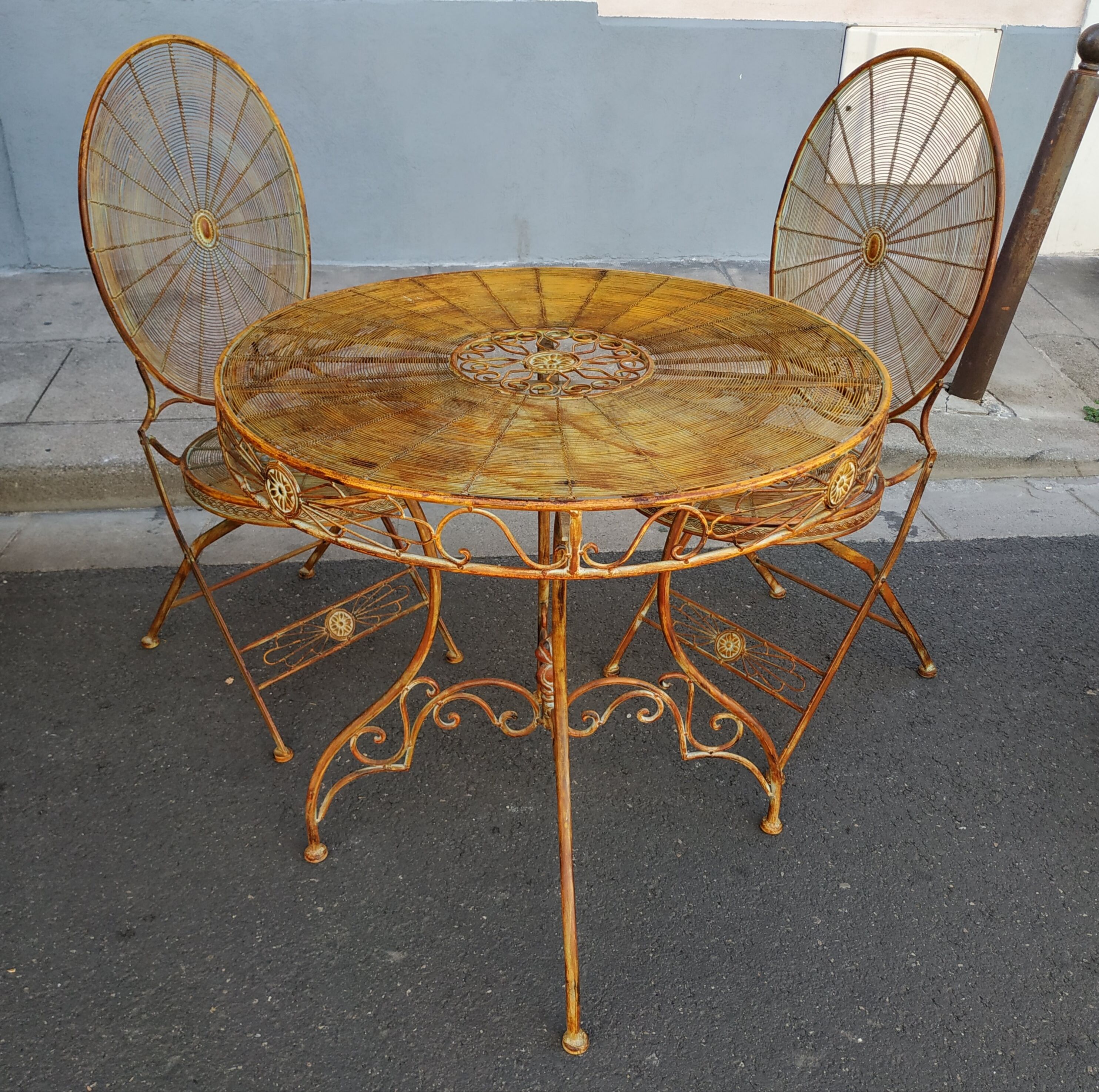 Garden furniture table and 4 folding chairs in patinated iron