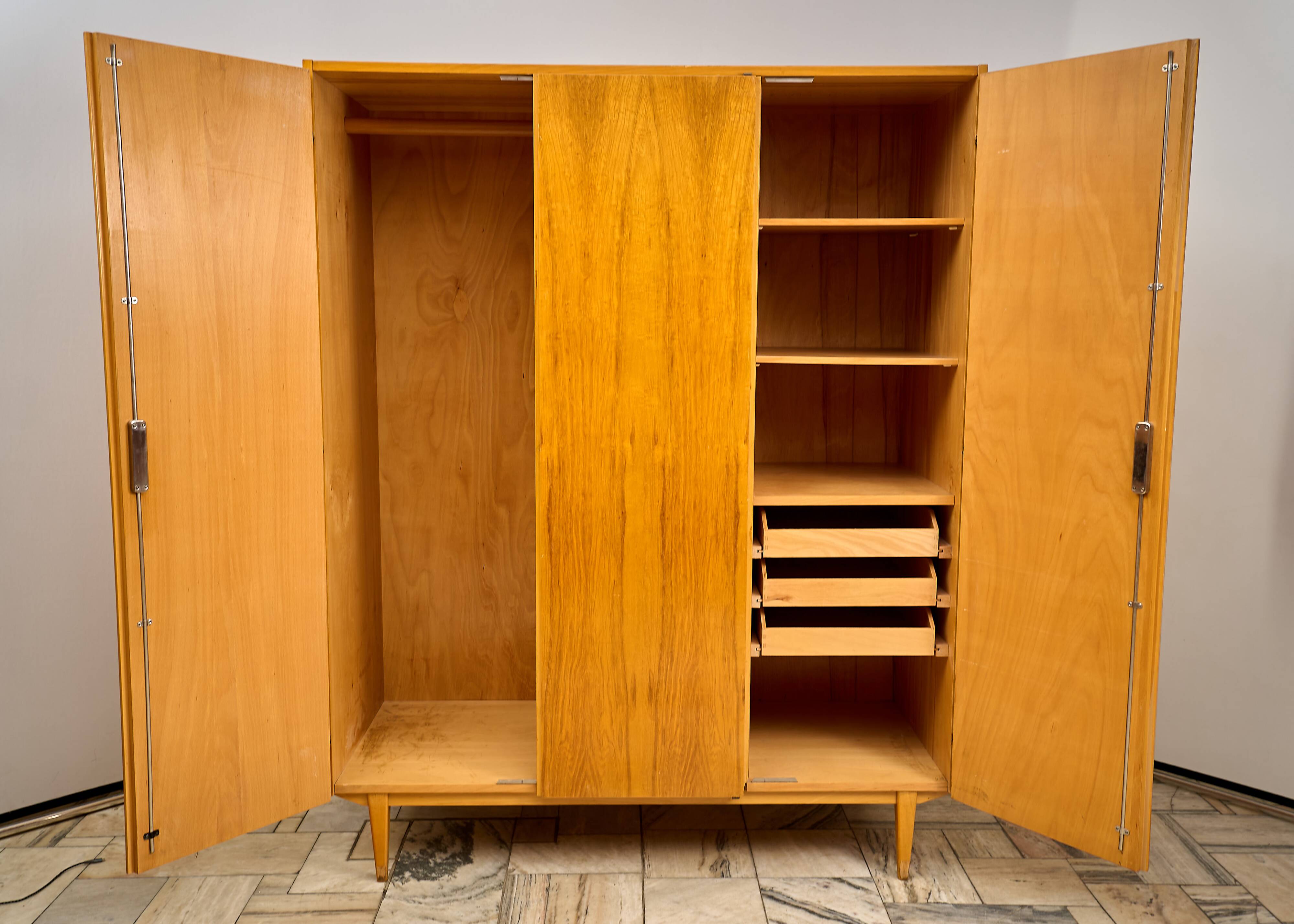 Armoire tchécoslovaque vintage à 3 portes