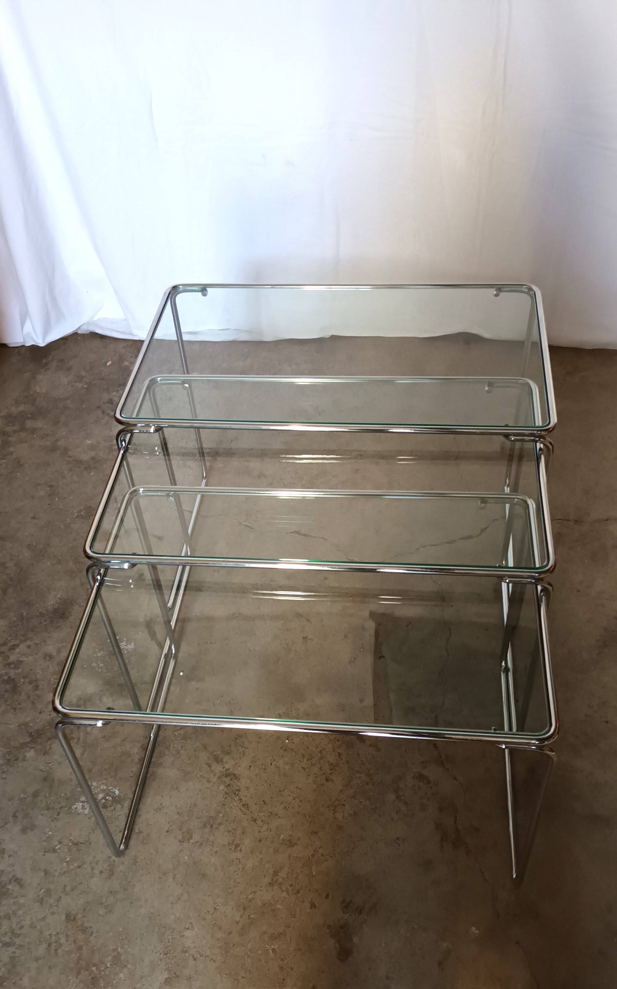 3 nesting tables in chrome metal and glass, 1970s.