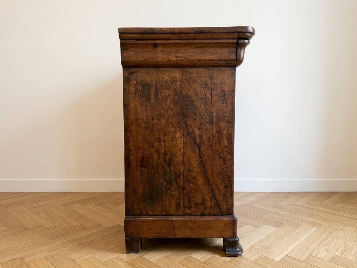 Antique solid wood chest of drawers with drawers and key.