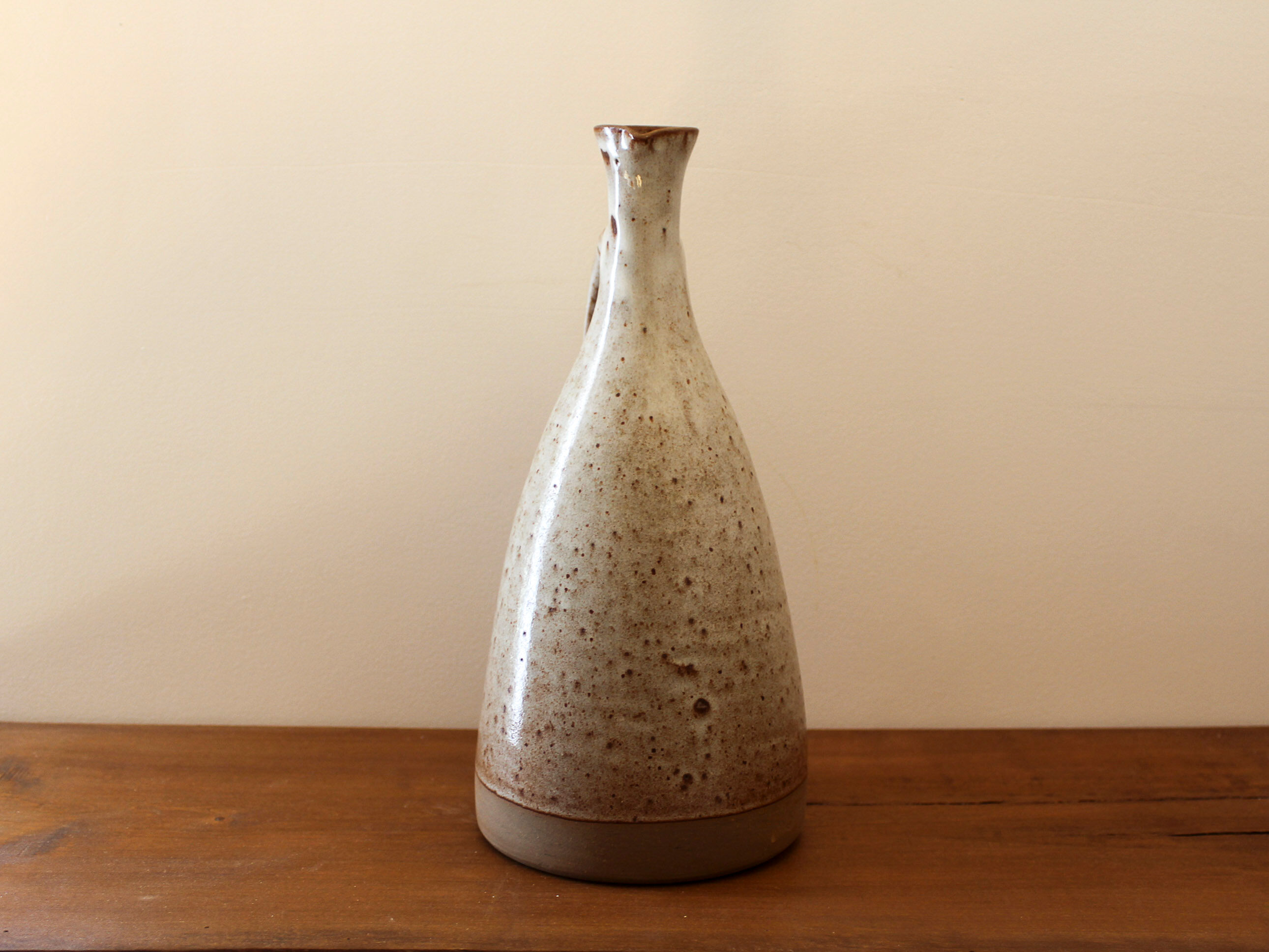 Pitcher in sandstone Roger Jacques