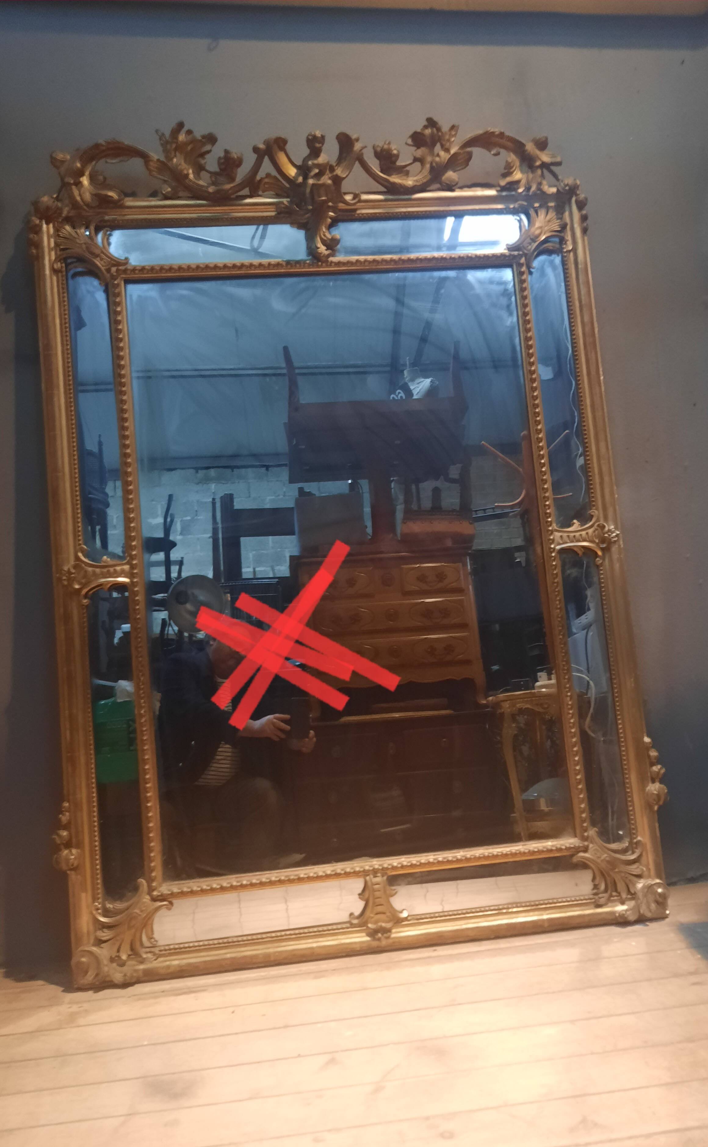 Large gold mirror with closed edges