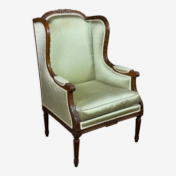 Fauteuil bergère style Louis XVI en noyer sculpté et satin beige et vert