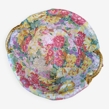 Round basket in woven wicker and flowered fabric