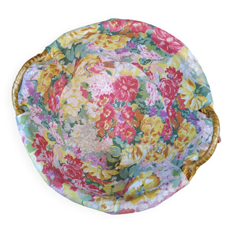 Round basket in woven wicker and flowered fabric