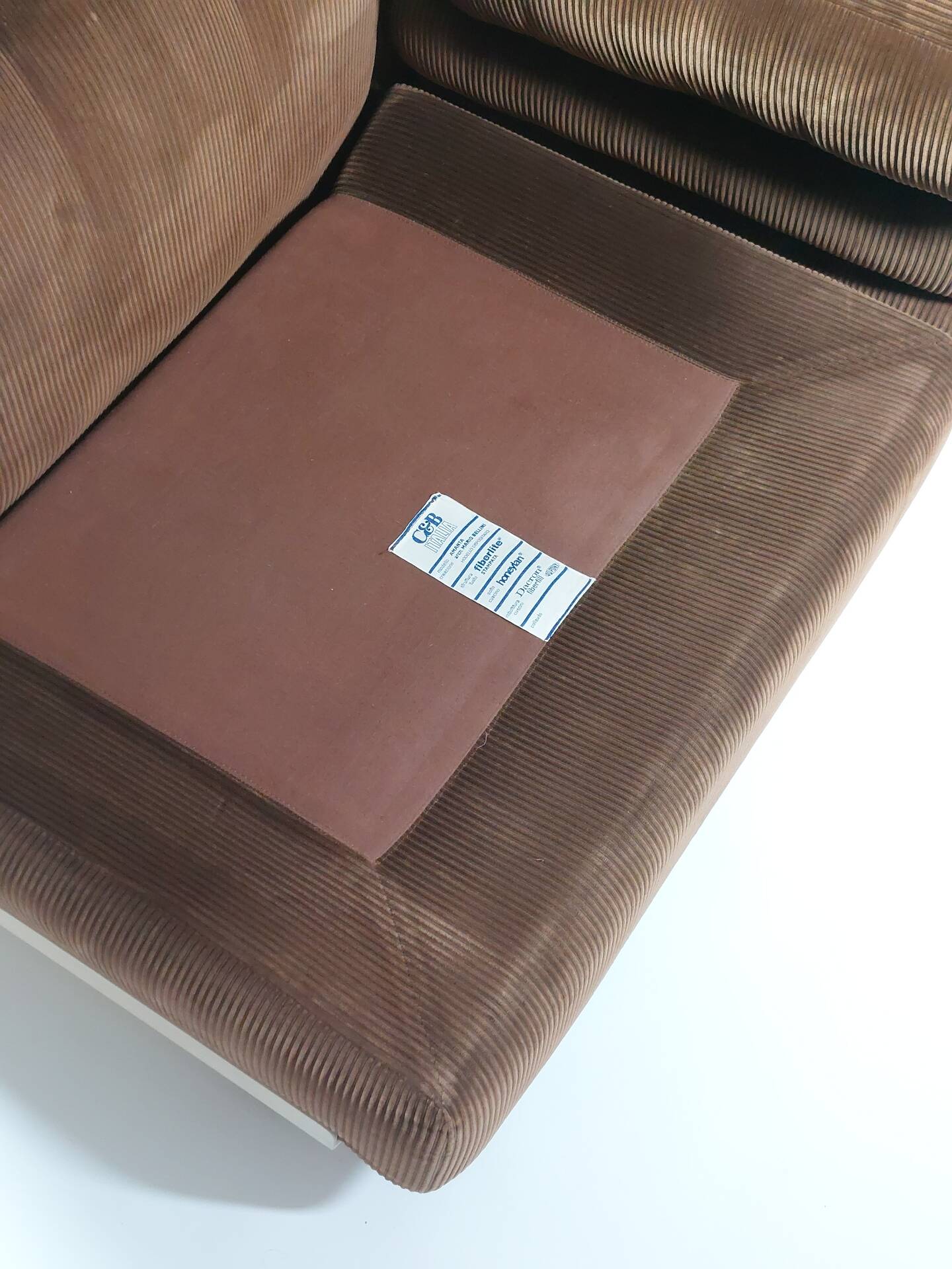 Paire de fauteuils lounge Amanta en velours côtelé et fibre de verre par Mario Bellini pour C&B Italia