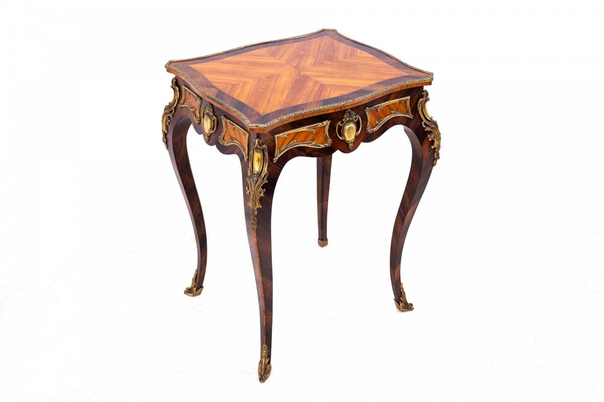 Table basse unique, France, vers 1880.