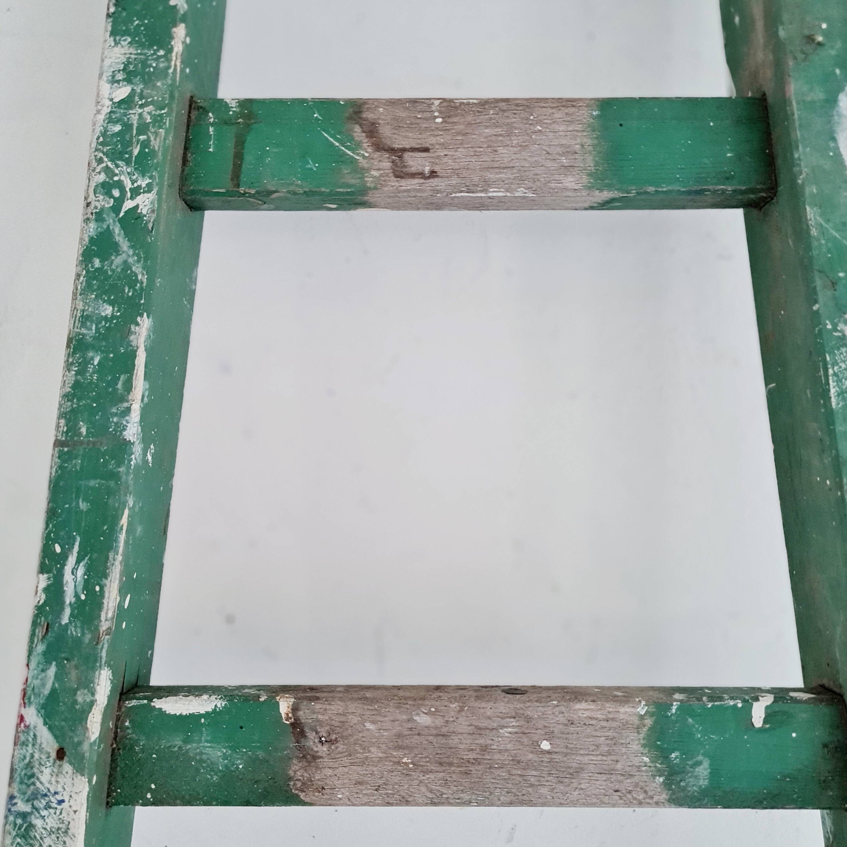 Échelle ancienne verte en bois patinée