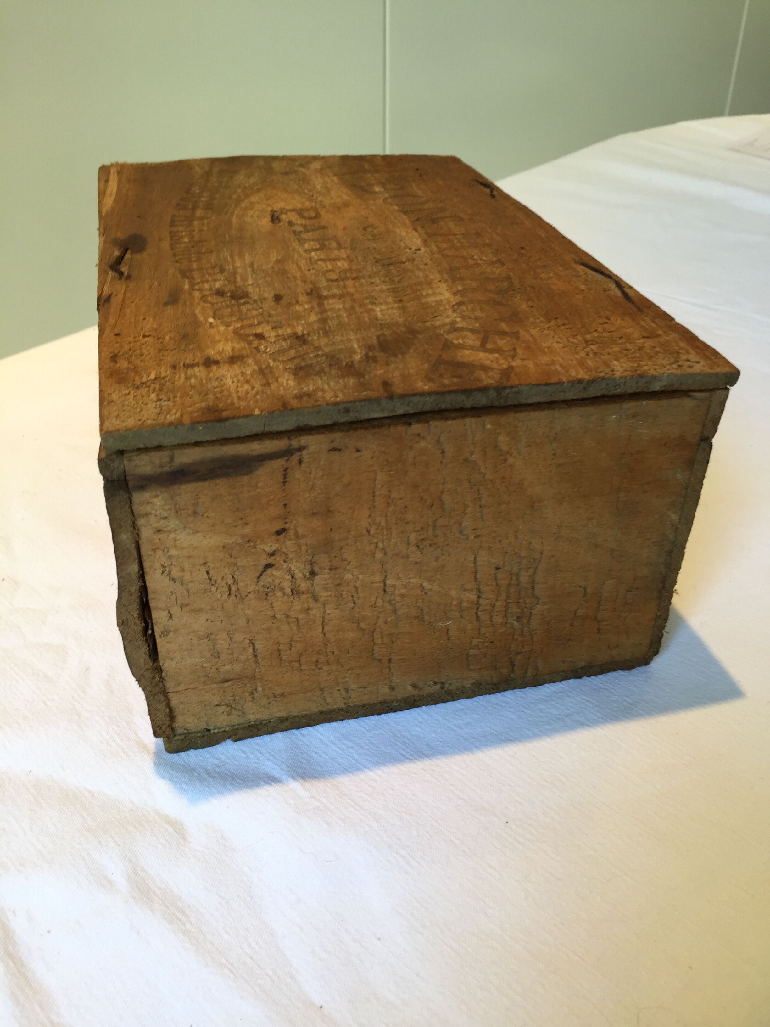 Box advertising the cheap, home Aristide Boucicaut wooden