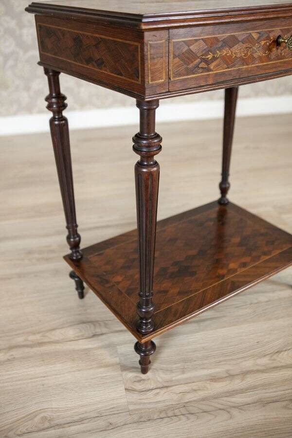 Table d'appoint en acajou et noyer marqueté français du début du 20e siècle, années 1910.