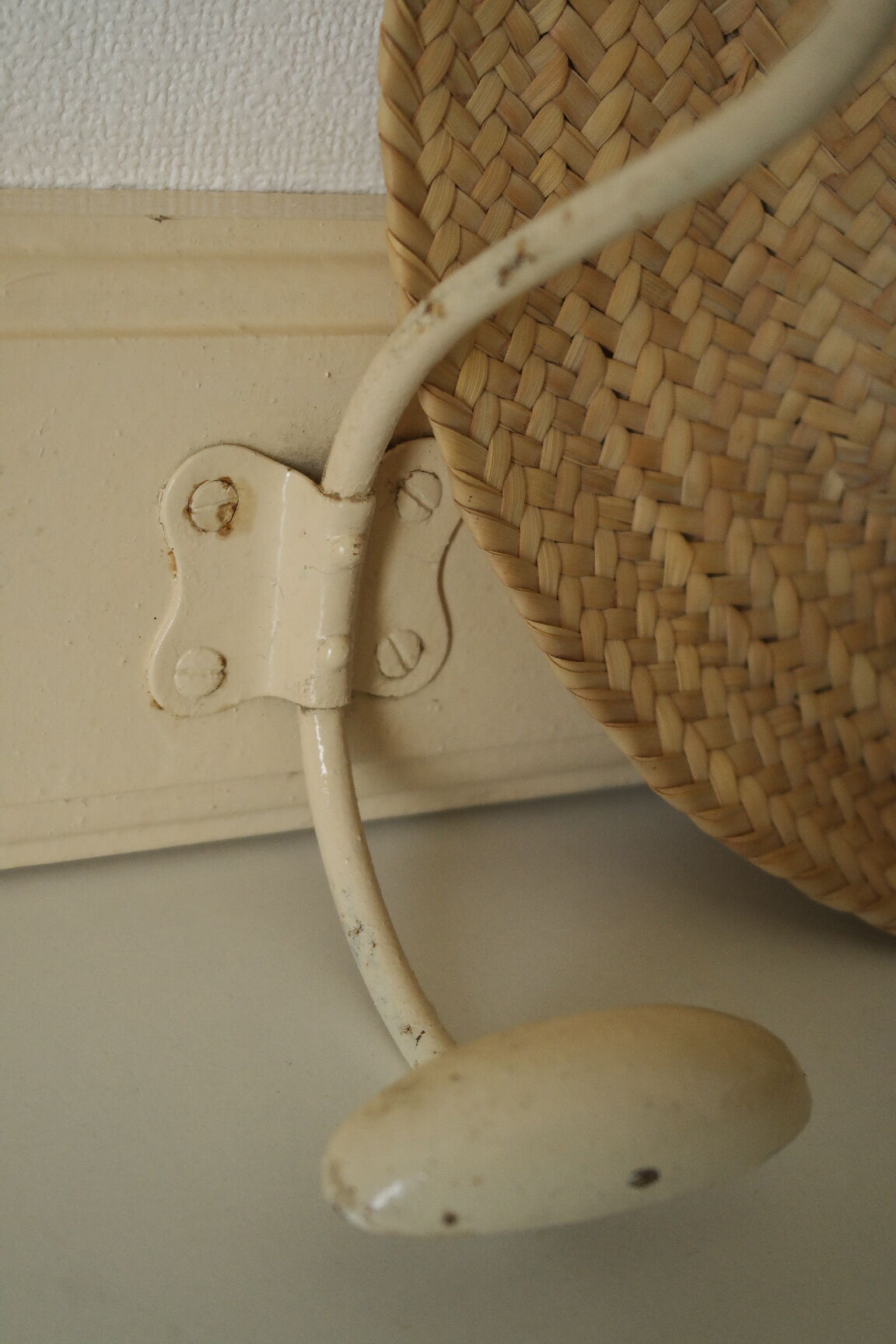 Porte manteau murale vintage bois et métal beige