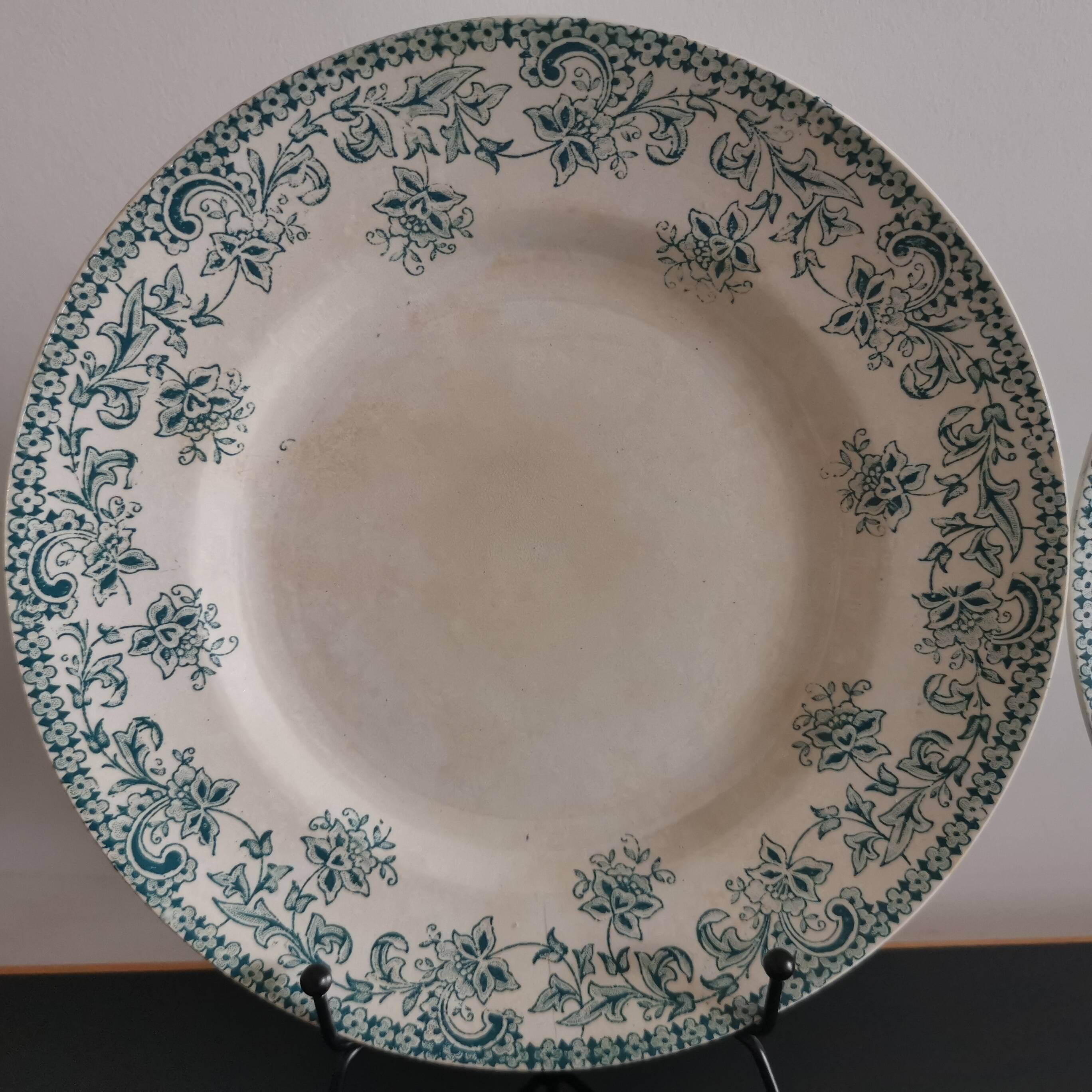 7 Jane model flat plates with dark green floral decoration Saint-Amand