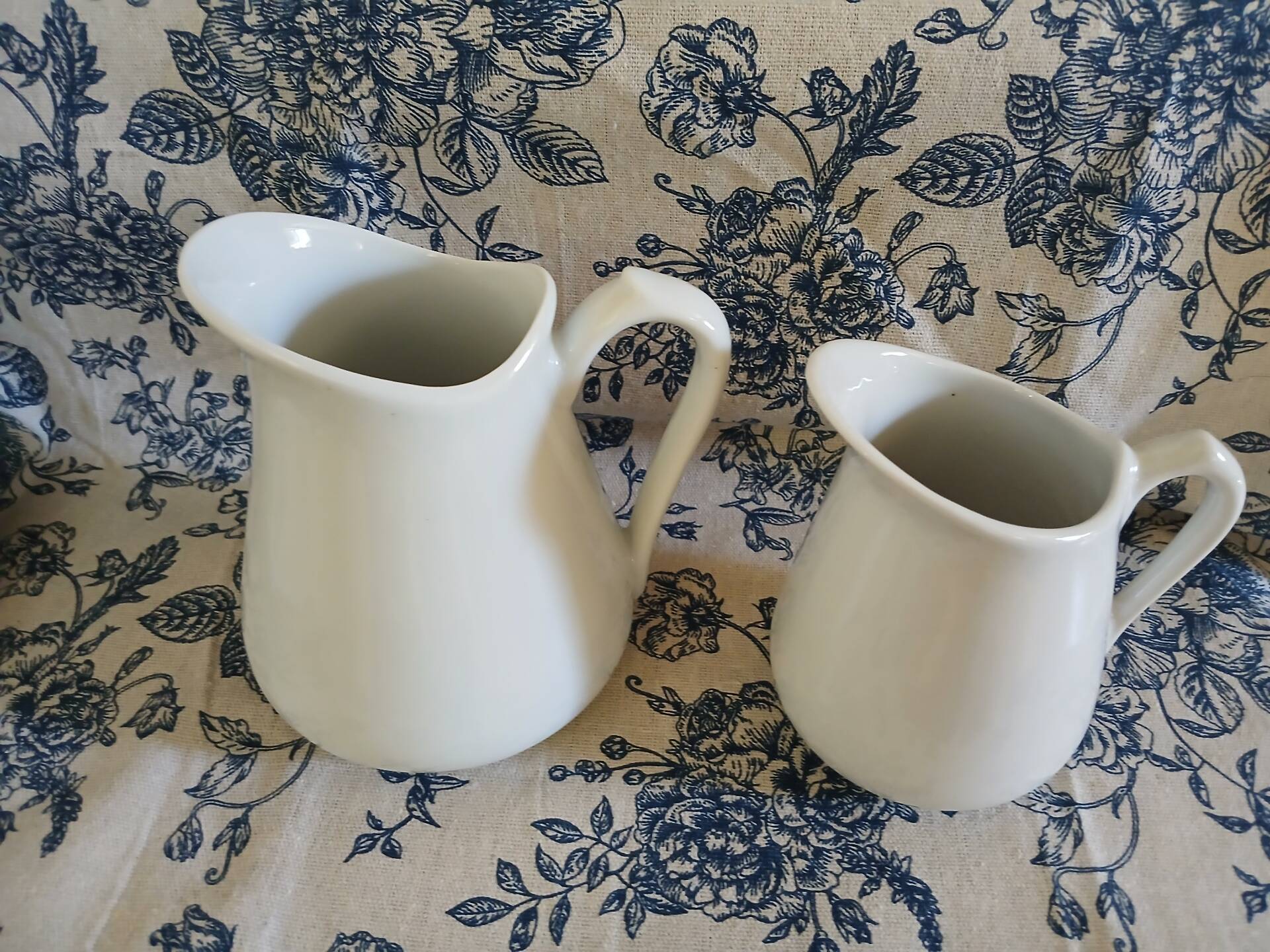 2 petits pichets vintages 
