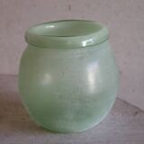 Vase ancien en verre soufflé vert