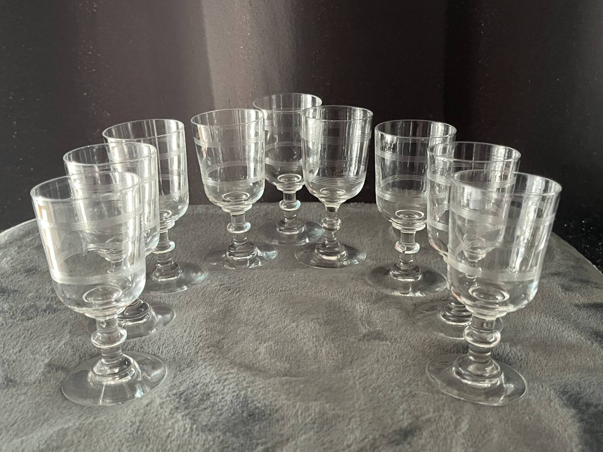 Service of an engraved art deco liqueur - captain's decanter and 9 matching glasses.
