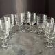 Service of an engraved art deco liqueur - captain's decanter and 9 matching glasses.